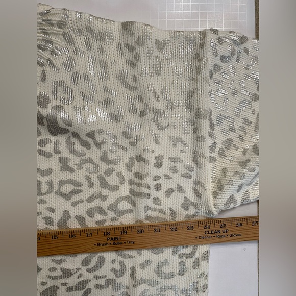 Andthewhy Silver leopardCheetah print sweater with balloon sleeve. Oversized fit - Picture 7 of 16